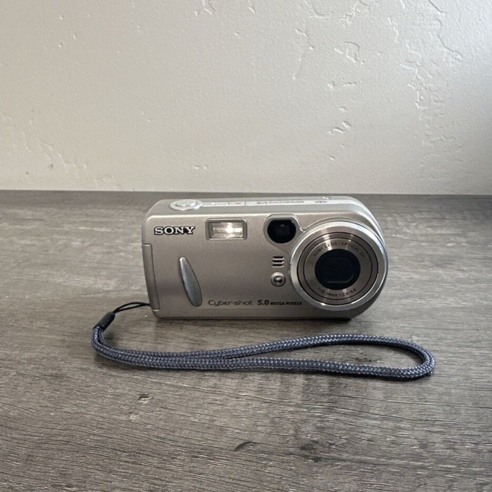 Silver Sony Cyber-shot DSC-P92 5.0 MP digitaL camera